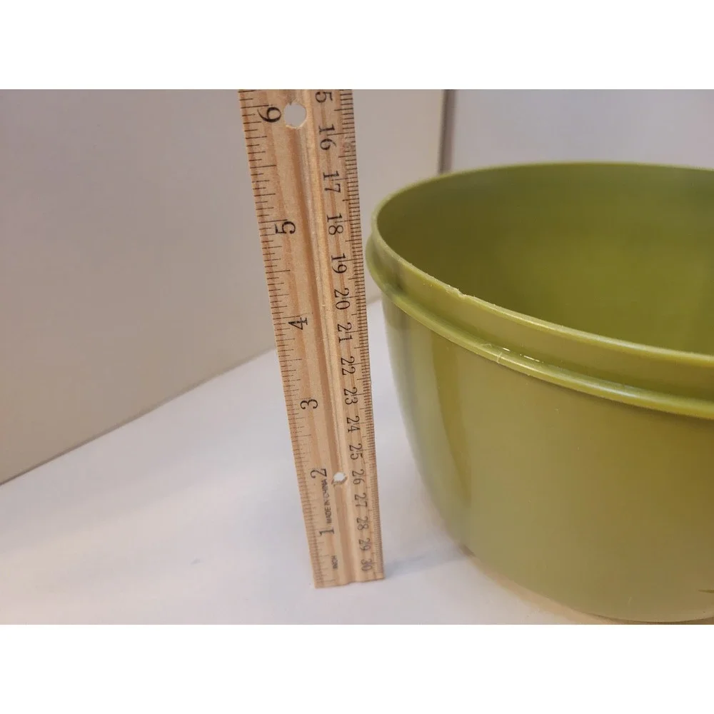 Vintage Rubbermaid 8 Cup Green Mixing Bowl & 1.5 Qt Servin Saver Container Set